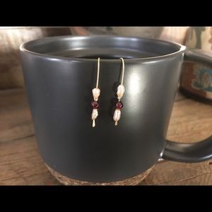 Gorgeous 14ct gold Pearl & garnet earrings